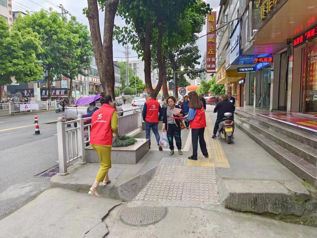 巴中市秦巴農(nóng)業(yè)融資擔(dān)保股份有限公司開展“創(chuàng)建文明城市，傳遞文明理念”主題創(chuàng)文宣傳活動